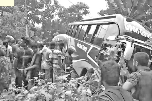 সড়কে ছয় জেলায় নিহত ১০