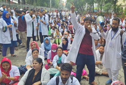 শাহবাগে সড়কের একপাশে ট্রেইনি চিকিৎসকদের অবরোধ 

