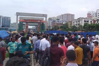 রেললাইন থেকে সরলেন অবরোধকারীরা