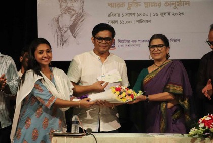 বছরে ৫ লাখ টাকার আলী যাকের গবেষণা অনুদান পাচ্ছে ঢাবির থিয়েটারের শিক্ষার্থীরা