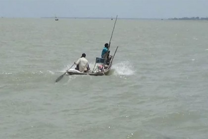দেশের ১৭ অঞ্চলের নদীবন্দরে সতর্কতা সংকেত 