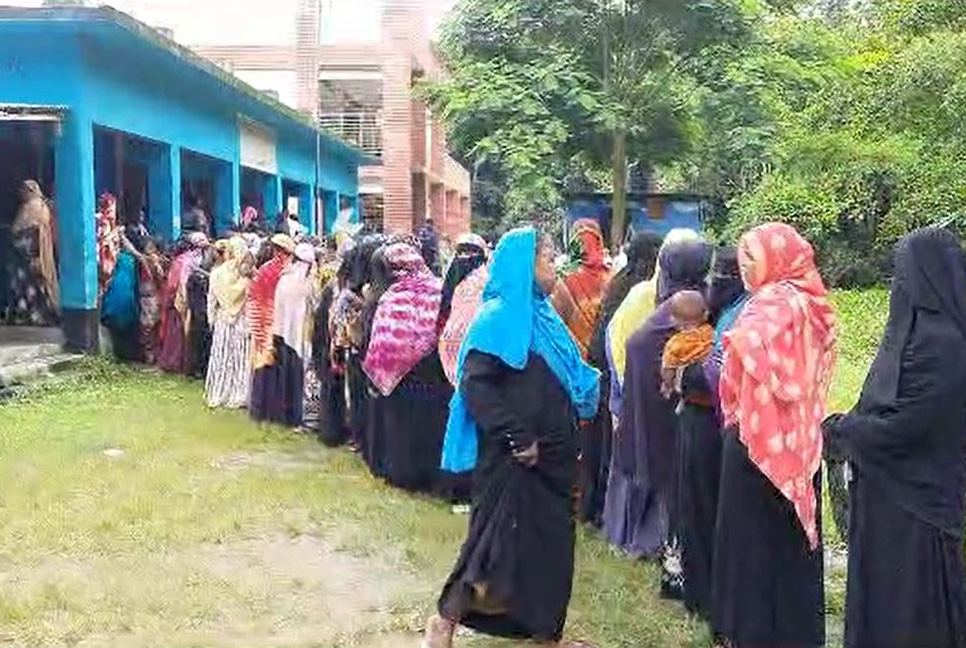 গোসাইরহাট পৌরসভা নির্বাচনে ভোটগ্রহণ চলছে