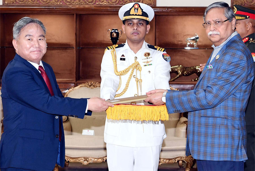 দক্ষিণ কোরিয়াকে বাংলাদেশে আরও বিনিয়োগের আহ্বান রাষ্ট্রপতির

