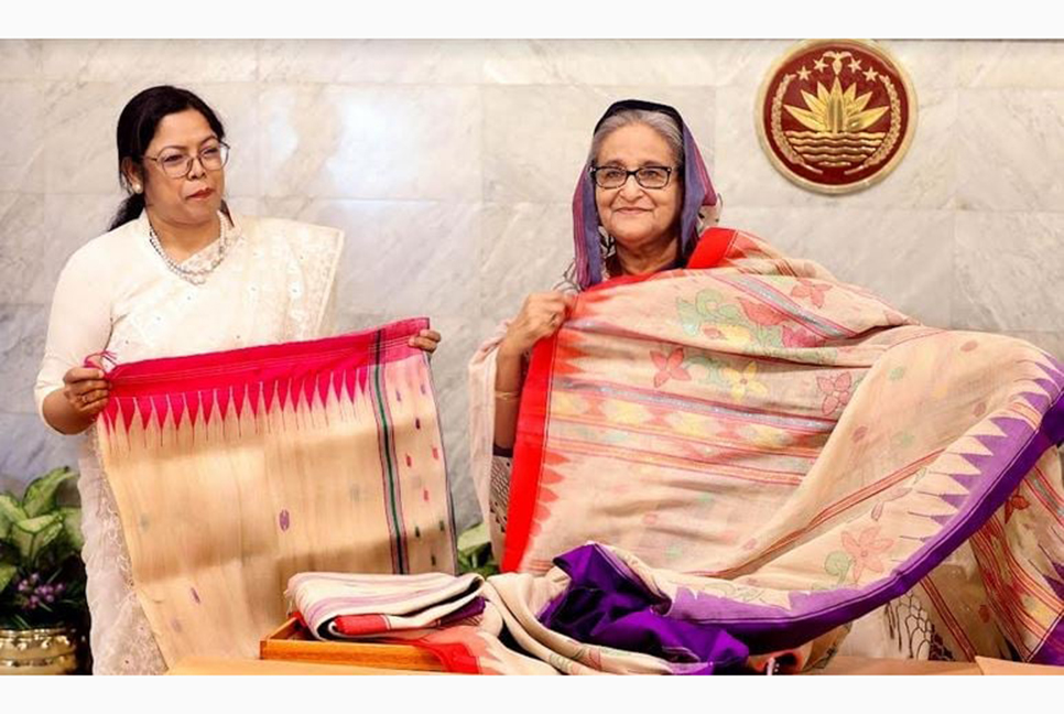 কলা গাছের তন্তু থেকে তৈরি শাড়ি গ্রহণ করলেন প্রধানমন্ত্রী