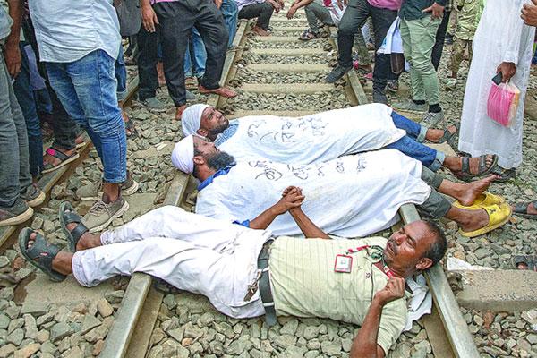 কাফনের কাপড় পরে রেললাইন অবরোধ