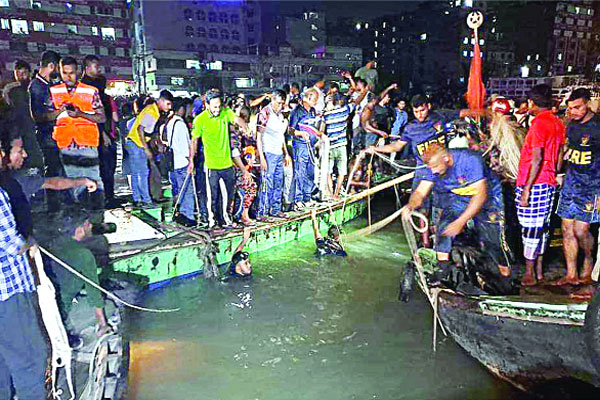 বাল্কহেডের ধাক্কায় ডুবল ওয়াটার বাস
