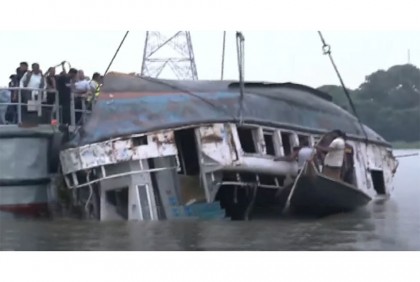 বুড়িগঙ্গায় ডুবে যাওয়া ওয়াটার বাস উদ্ধার