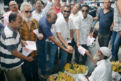 বরিশালে বিএনপির পদযাত্রা সফল 
করতে লিফলেট বিতরণ