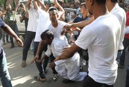 ভোটকেন্দ্রে হিরো আলমকে ধাওয়া

