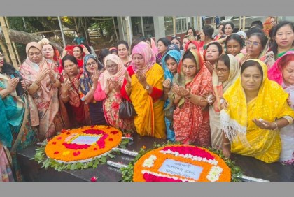 বঙ্গবন্ধুর প্রতিকৃতিতে মহিলা আওয়ামী লীগের পূর্ণাঙ্গ কমিটির শ্রদ্ধা

