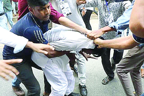 হিরো আলমকে মারধরের ঘটনায় আটক ৪, অভিযান চলছে