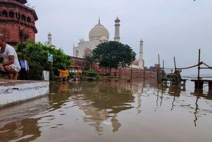 যমুনার পানিতে ভাসছে তাজমহল!