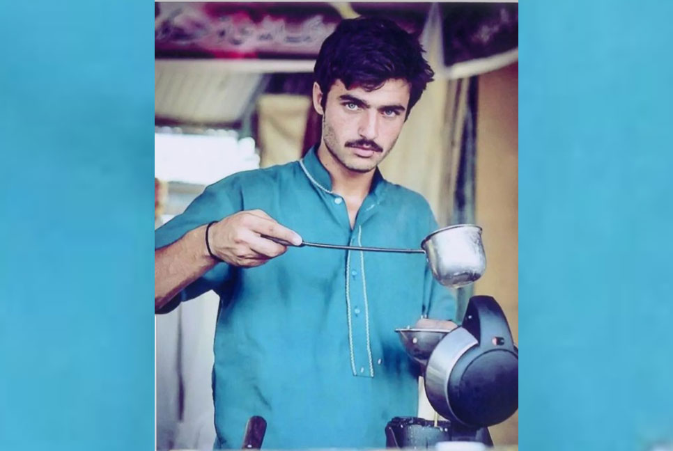 নীল চোখের সেই চা-ওয়ালা লন্ডনে ক্যাফে খুললেন