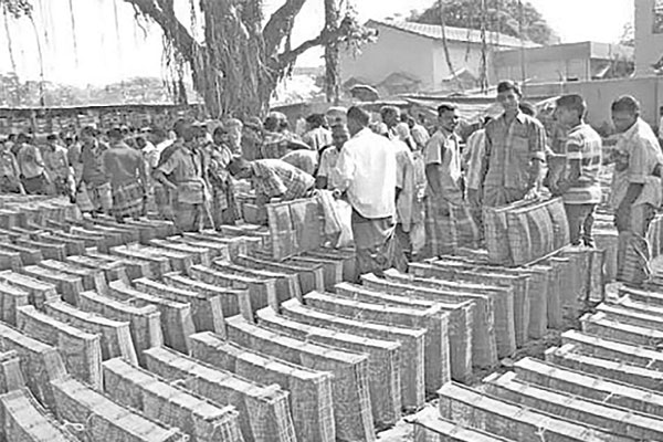 মাছ ধরার সরঞ্জাম চাঁই বিক্রির ধুম পড়েছে