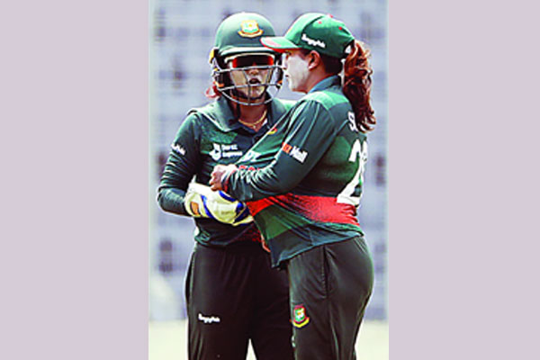 ব্যাটিং ধসে বাড়ল অপেক্ষা