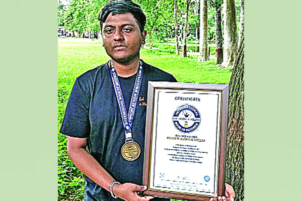 শিস দিয়ে বিশ্ব রেকর্ড ঝালকাঠির উজ্জ্বলের