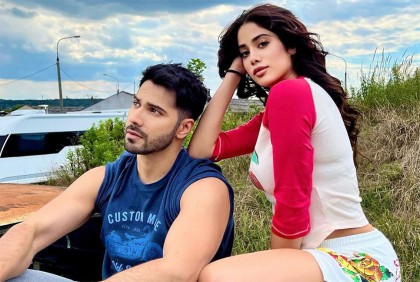 প্রকাশ্যে হঠাৎ জাহ্নবীর কান কামড়ে ধরলেন বরুণ! 