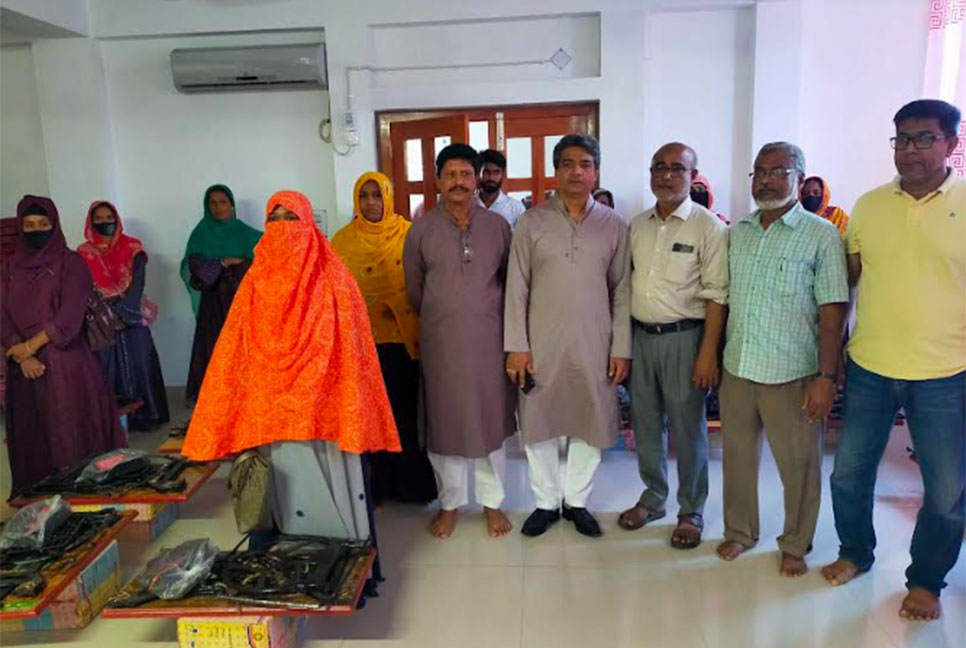 কুমারখালীতে ৫০ নারী পেলেন সেলাই মেশিন