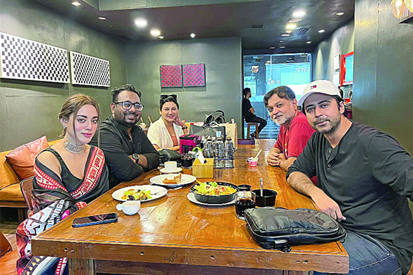 এক ফ্রেমে জয়া-সৃজিত...