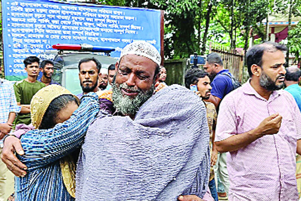 চাকা ফেটে দুর্ঘটনা সড়কে গেল ৭ প্রাণ