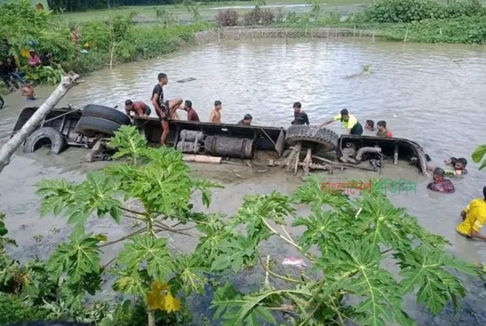 ঝালকাঠিতে নিয়ন্ত্রণ হারিয়ে যাত্রীবাহী বাস পুকুরে, নিহত ১৭