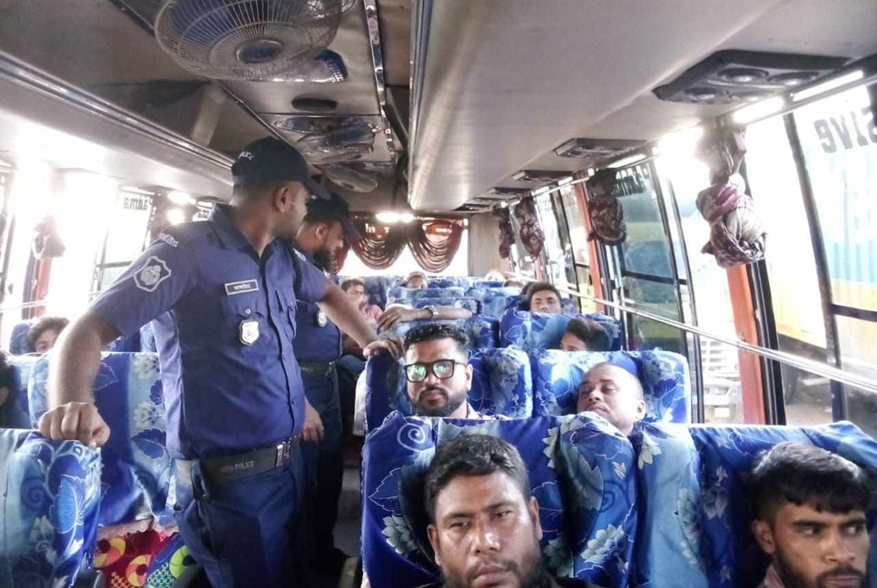 
ঢাকা-চট্টগ্রাম মহাসড়কে চলছে পুলিশের তল্লাশি  