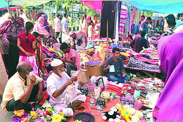 সাপ্তাহিক হলিডে মার্কেটে ক্রেতার ভিড়