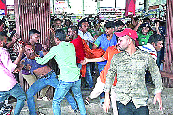 বাস মালিক ও শ্রমিকদের দুই পক্ষের সংঘর্ষ