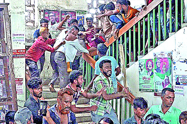 কমিটি নিয়ে সংঘর্ষে রণক্ষেত্র