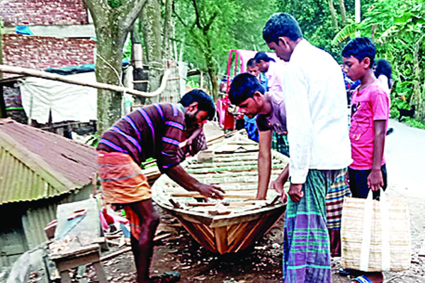 নওগাঁয় নৌকা তৈরির ধুম
