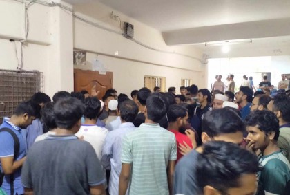 রুয়েটে পরীক্ষার দাবিতে শিক্ষার্থীদের আন্দোলন 