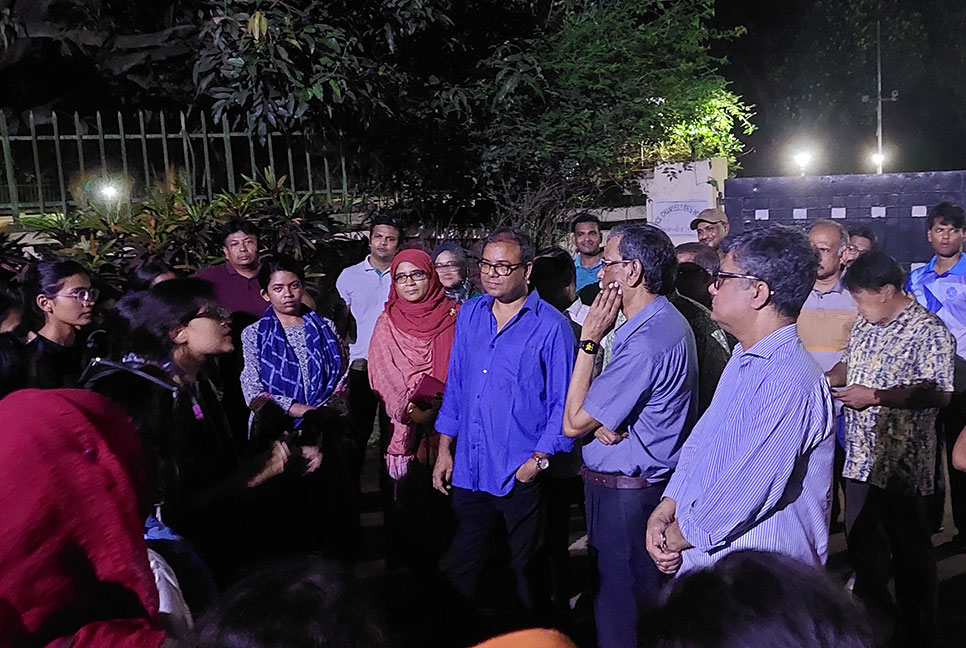 হলে সিটের দাবিতে জাবিতে ছাত্রীদের বিক্ষোভ