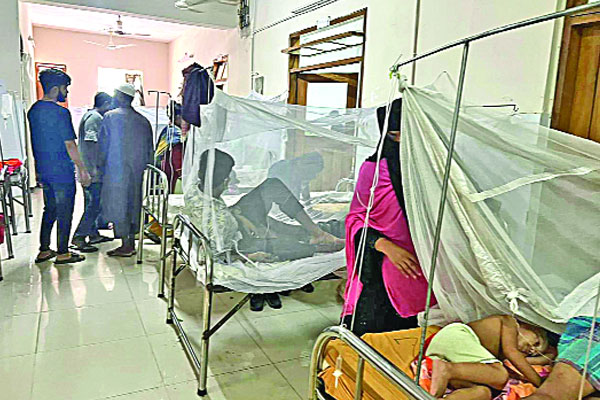 বরিশালে মেঝে বারান্দায় রোগীর ছড়াছড়ি
