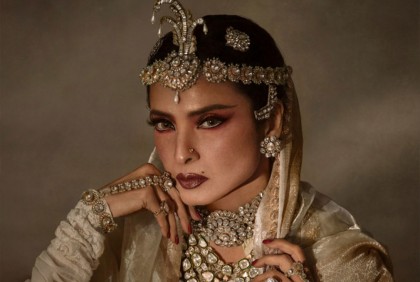 সত্যিই কি নিজের সহকারীর সঙ্গে সম্পর্কে জড়িয়েছিলেন রেখা?
