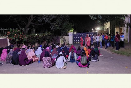 আসন বরাদ্দের দাবিতে জাবি ছাত্রীদের অবস্থান কর্মসূচি