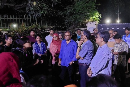 হলে সিটের দাবিতে জাবিতে ছাত্রীদের বিক্ষোভ