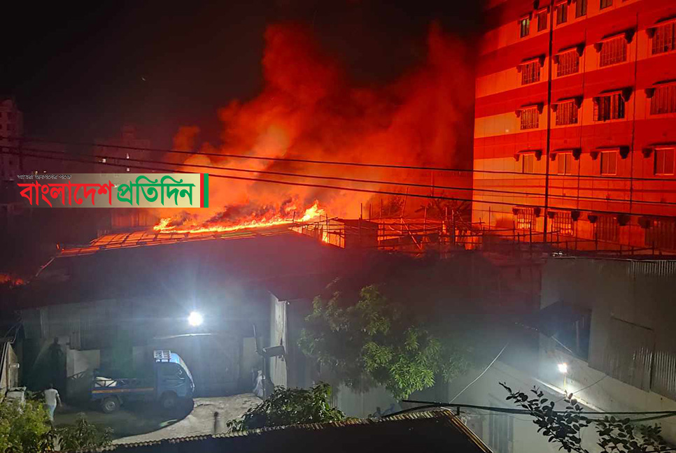 ফতুল্লায় পোশাক কারখানায় আগুন, নিয়ন্ত্রণে ১০ ইউনিট

