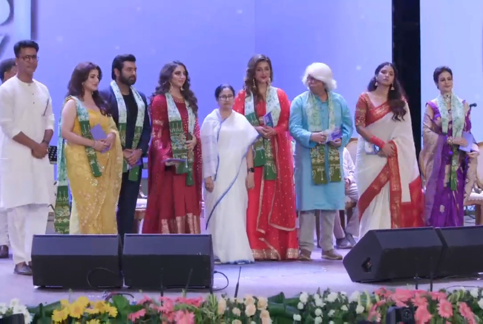 কোয়েল-শ্রাবন্তী-সায়ন্তিকা-শুভশ্রীদের মহানায়ক সম্মাননা প্রদান  

