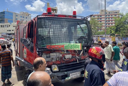 আগুন নেভাতে যাওয়ার পথে ফায়ার সার্ভিসের কর্মীসহ নিহত ২



