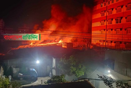 ফতুল্লায় পোশাক কারখানায় আগুন, নিয়ন্ত্রণে ১০ ইউনিট

