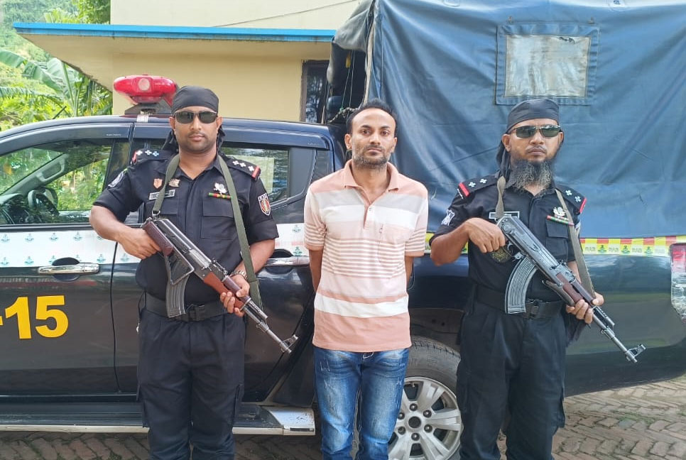 টেকনাফ র‌্যাবের অভিযানে মাদক ও অস্ত্র মামলার পরোয়ানাভুক্ত
আসামি গ্রেফতার 