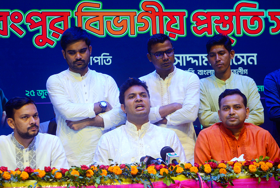 তারা বিদেশি প্রভুদের রায় পাওয়ার চেষ্টা করছে : সাদ্দাম 