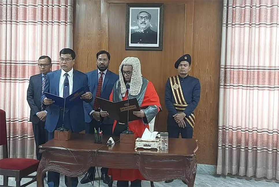 শপথ নিলেন নতুন সিএজি নুরুল ইসলাম