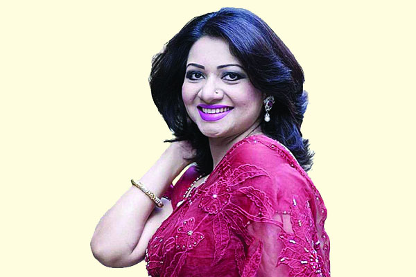বিদেশ মাতাচ্ছেন আঁখি