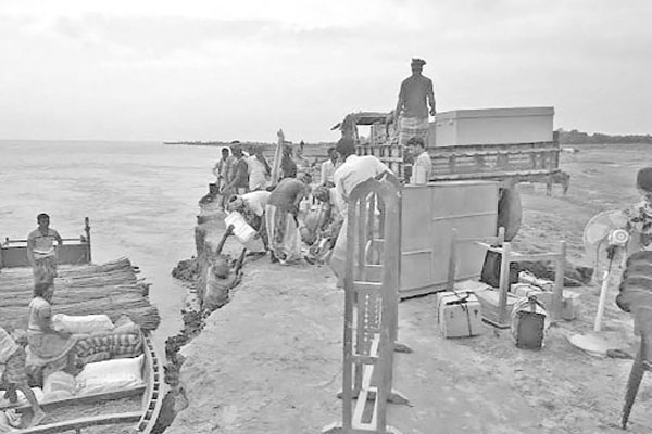 নদীভাঙনে উৎকণ্ঠায় পদ্মাপাড়ের মানুষ