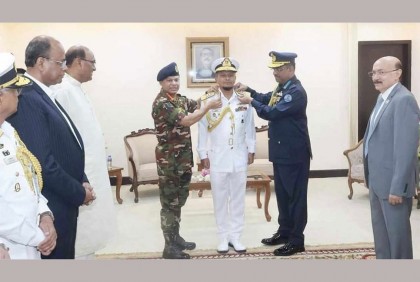 নৌবাহিনী প্রধানকে র‌্যাংক ব্যাচ