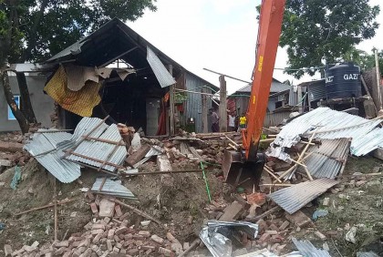 শীতলক্ষ্যা নদীতে অবৈধ স্থাপনা উচ্ছেদে বিআইডব্লিউটিএ’র অভিযান