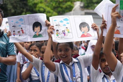 স্কুলে স্কুলে ‘মশার কামড় ক্ষতিকর’ আর্টবুক বিতরণ ডিএনসিসি মেয়রের 