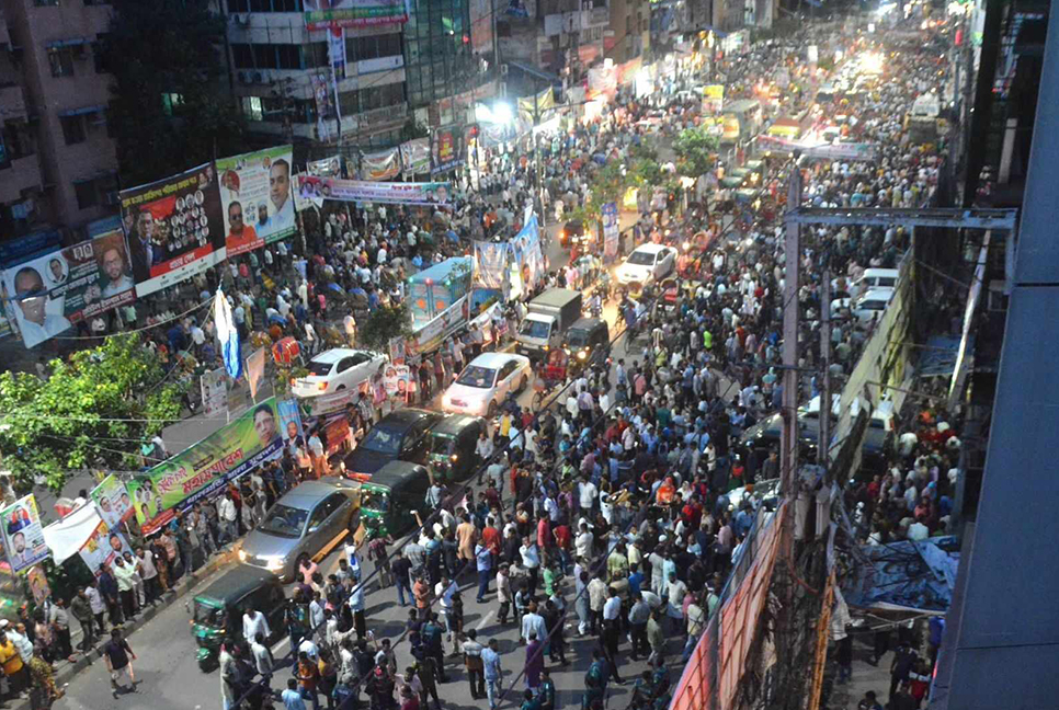 নয়াপল্টন কার্যালয়ের সামনে বিএনপি নেতাকর্মীরা

