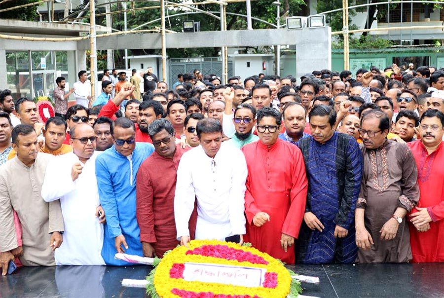 বঙ্গবন্ধুর প্রতিকৃতিতে স্বেচ্ছাসেবক লীগের শ্রদ্ধা